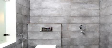 Deluxe Double Room, 1 Double Bed, Non Smoking | Bathroom | Shower, free toiletries