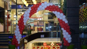 A hotel entrance with a red and white balloon arch. - Hotel Royal MJS Pinjore (Kalka)
