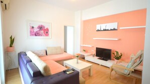 Leilighet, 2 soverom | Oppholdsområde | LED-TV
