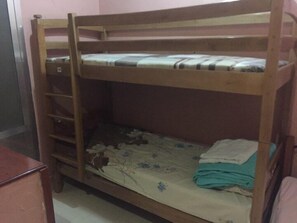 Cortinas blackout, insonorización, camas extra y wifi gratis