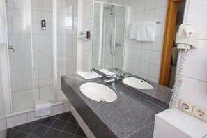 Kamer, 1 twee- of 2 eenpersoonsbedden | Badkamer | Een douche, handdoeken