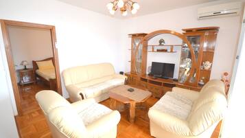 Apartment | Living area | Flat-screen TV