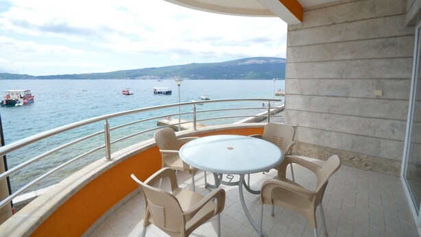 Apartment | Balcony - Seafront Apartment Bijela (Bijela)