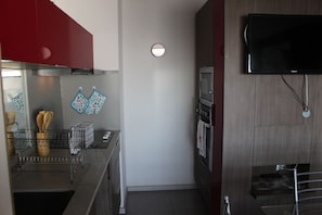 Geladeira, micro-ondas, cooktop, talheres/pratos/utensílios de cozinha
