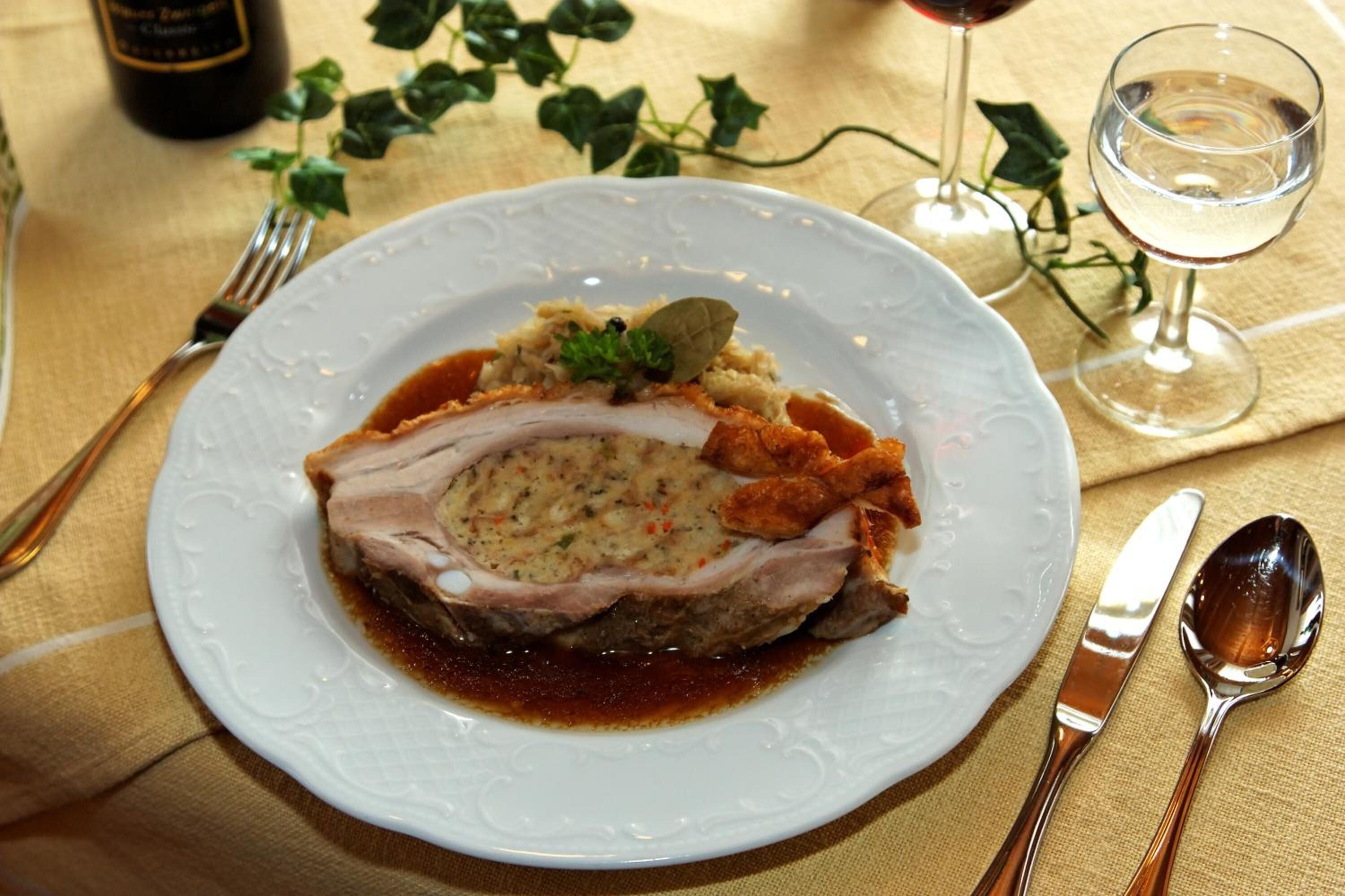 Un plato de comida con un tenedor y un cuchillo sobre la mesa.