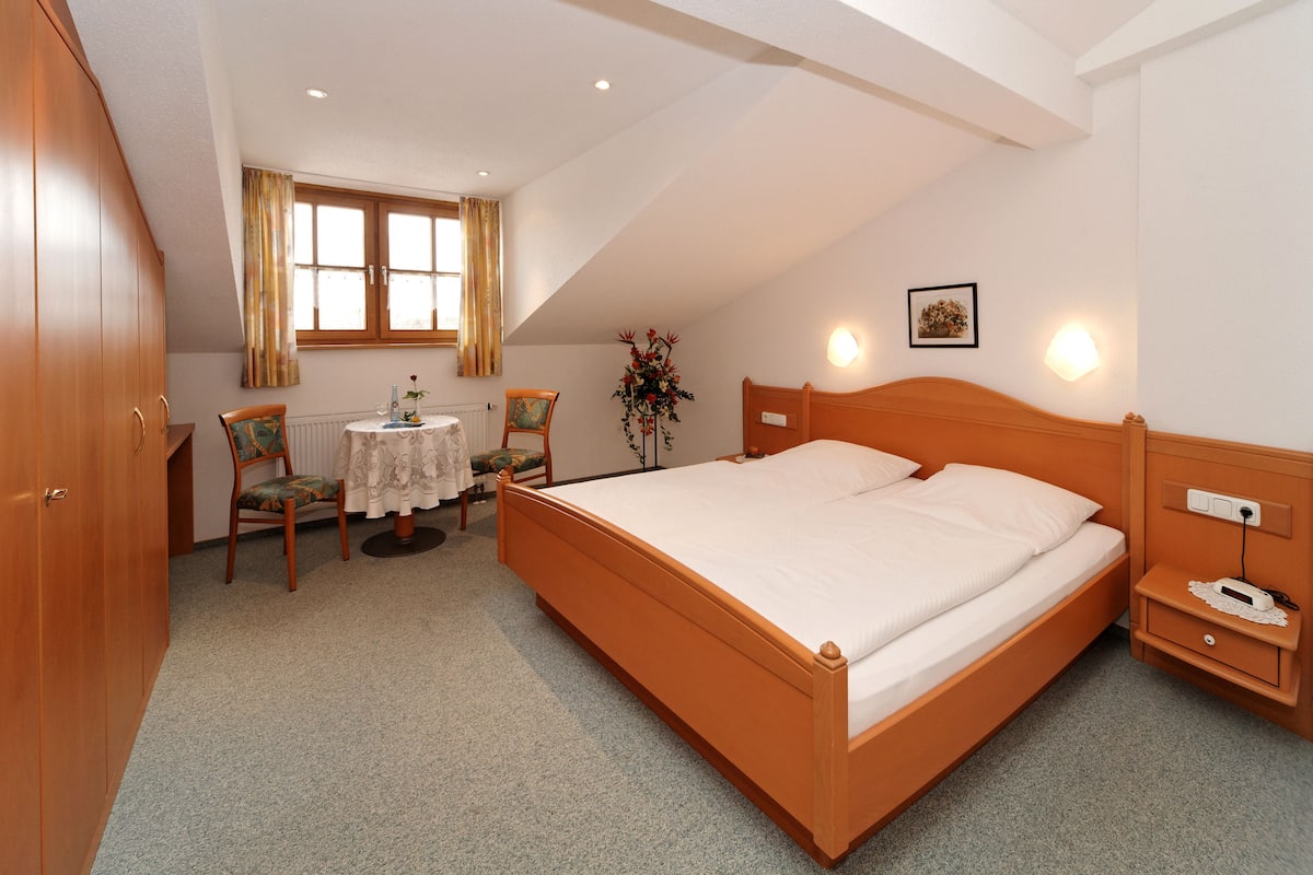 Chambre double (Attic) | AccĂšs au Wi-Fi (inclus), literie fournie