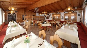 ランチ、ディナーに営業 (郷土料理)