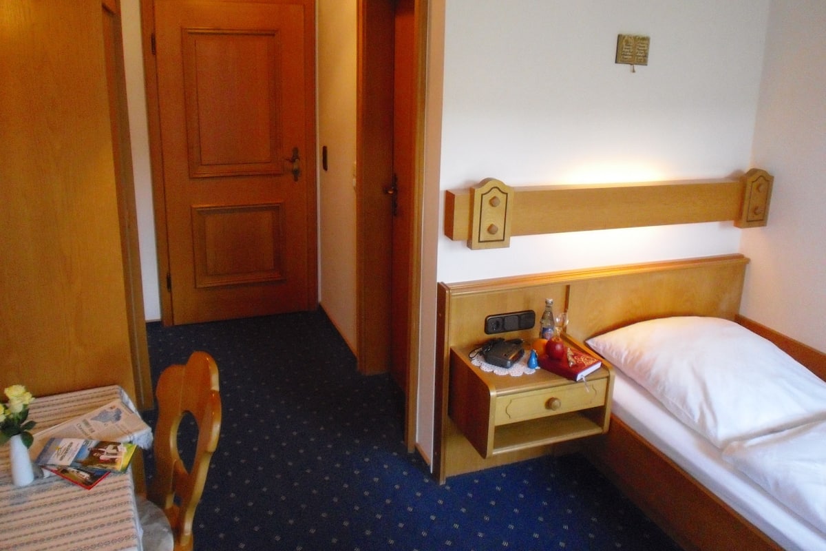 WiFi (free), bed sheets