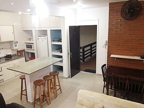 Flat-screen TV - Apartamento Village Tombo (Guarujá)