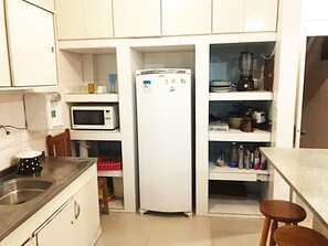 Family Apartment, 2 Bedrooms | Private kitchen | Fridge, microwave, oven, stovetop - Apartamento Village Tombo (Guarujá)