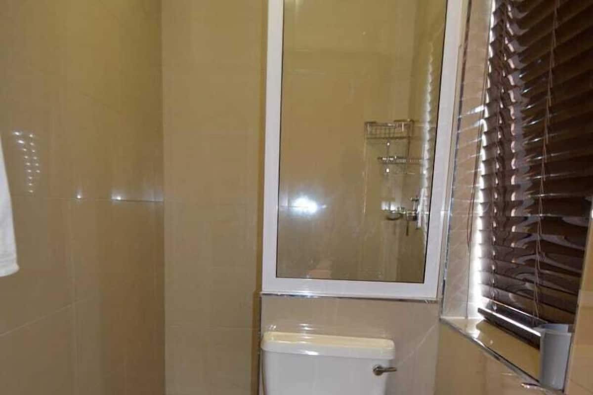 A bathroom with a toilet, bidet, and sink.