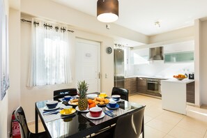 Deluxe Apartment, 2 Bedrooms, Pool View | In-room dining