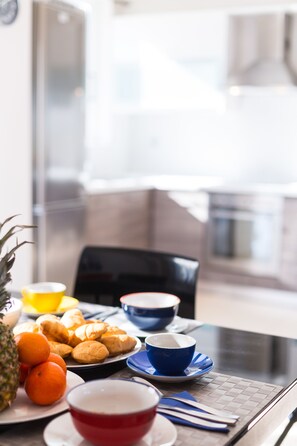 Căn hộ Deluxe, 2 phòng ngủ, quang cảnh hồ bơi | Khu phòng khách | TV màn hình phẳng