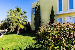 Deluxe Apartment, 2 Bedrooms, Pool View | Terrace/patio
