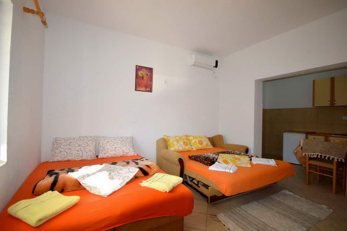 Iron/ironing board, WiFi (free), bed sheets