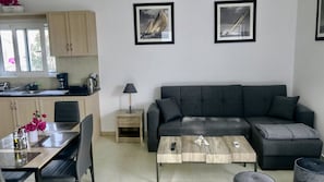 Refrigerador con freezer, horno, placa de cocina, lavavajillas