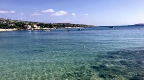 Una playa cerca
