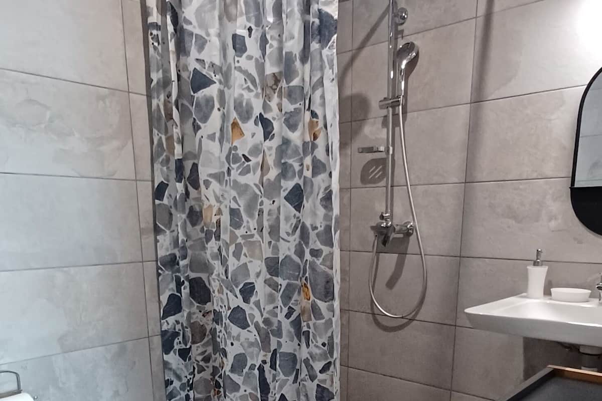 Quarto duplo | Banheiro | Chuveiro, toalhas de banho