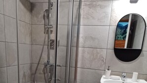 Double Room | Bathroom | Shower, towels - Alicalapa-Tenon Clement (Le Tampon)