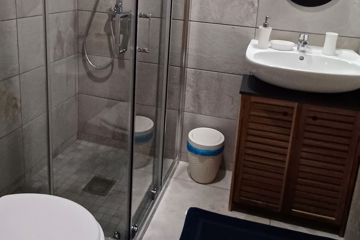 Quarto casal | Banheiro | Chuveiro, toalhas de banho