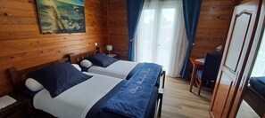 Kamar Twin | Didekorasi berbeda-beda dan dilengkapi dengan perabotan berbeda-beda