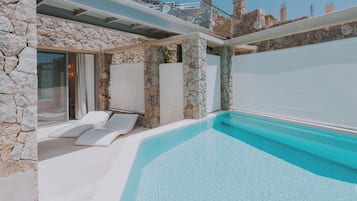 Confy 1 Bedroom Apartment with plunge pool Land View | Individually decorated, iron/ironing board, free WiFi, bed sheets