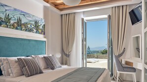 Une chambre à coucher avec un lit, une chaise, un tableau et une vue sur l’extérieur.