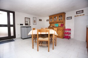 Apartment, 1 Bedroom | In-room dining