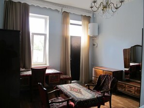 Standaard tweepersoonskamer, Meerdere bedden, niet-roken | Een kluis op de kamer, een bureau, geluiddichte muren