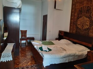 In-room safe, desk, soundproofing, cribs/infant beds - Artush & Raisa B&B (Gyumri)