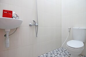 Camera doppia | Bagno | Doccia, set di cortesia gratuito, asciugamani