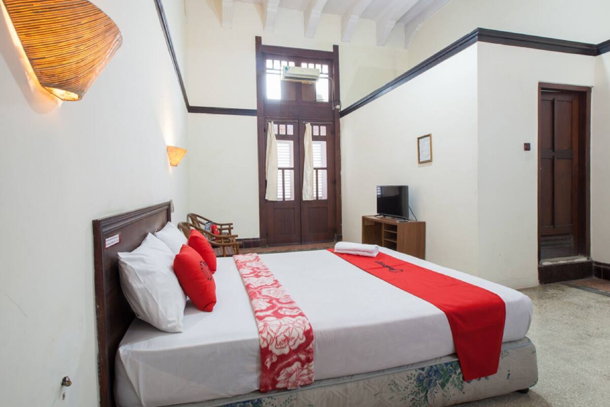 Desk, WiFi (free), bed sheets