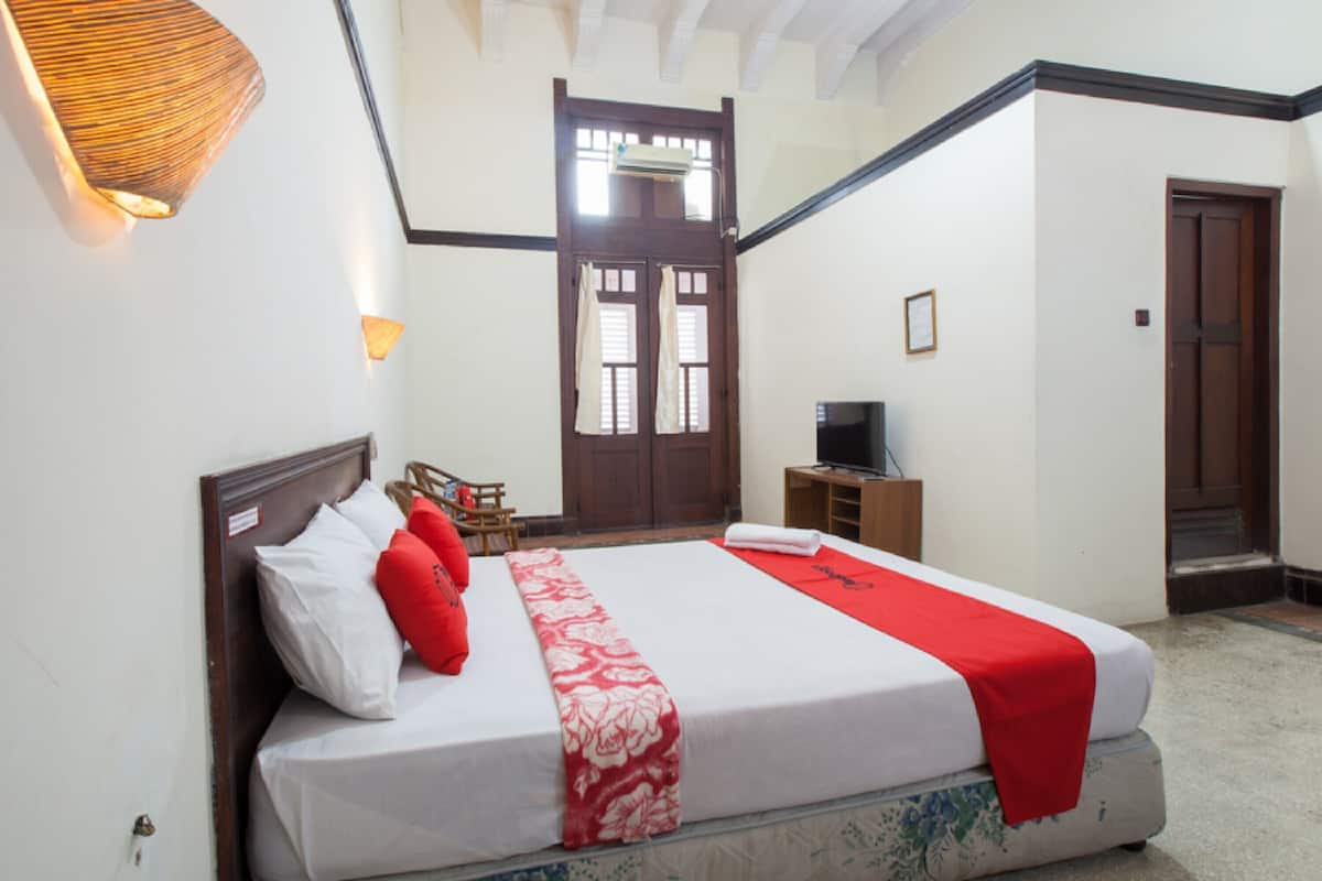Escritorio, wifi gratis y ropa de cama