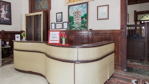 A reception desk with a sign reading "Hotel & Restoran 'Niagara'". - RedDoorz @ Lawang (Malang)