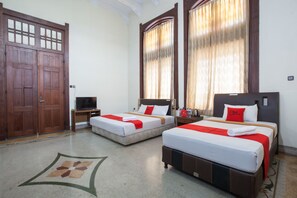Desk, free WiFi, bed sheets - RedDoorz @ Lawang (Malang)