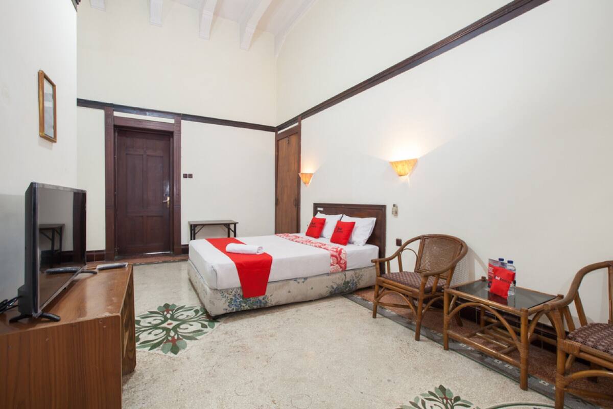 Desk, WiFi (free), bed sheets