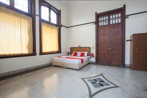Quarto luxo | Escrivaninha, Wi-Fi de cortesia, roupa de cama