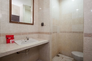 Shower, free toiletries, towels - RedDoorz @ Lawang (Malang)