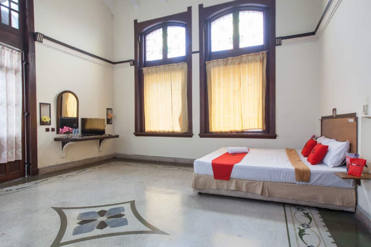 Desk, WiFi (free), bed sheets