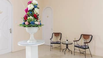 Coin salon dans le hall