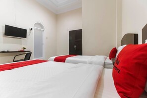 Desk, soundproofing, free WiFi, bed sheets - RedDoorz near Grand Palladium (Medan)
