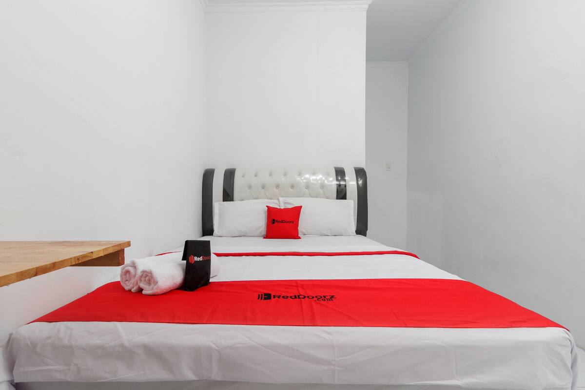 Desk, free WiFi, bed sheets