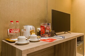 Double Room | Room amenity - RedDoorz Plus @ Dipatiukur (Bandung)