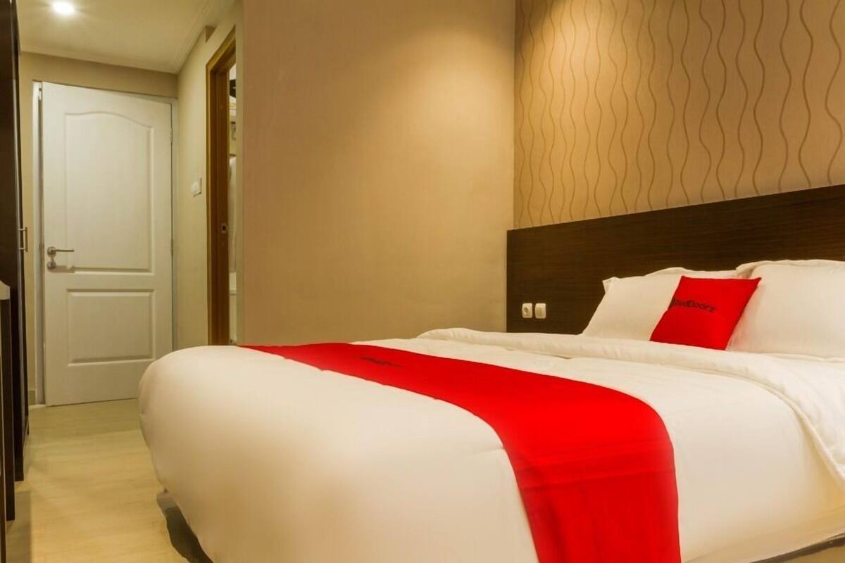 Desk, WiFi (free), bed sheets