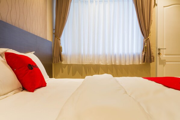Deluxe Room - RedDoorz Plus @ Dipatiukur (Bandung)