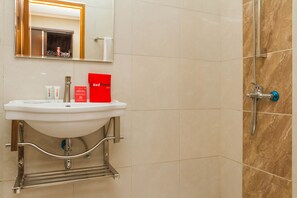 Shower, free toiletries, towels - RedDoorz Plus @ Dipatiukur (Bandung)