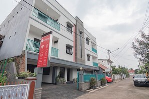 Front of property - RedDoorz @ Buah Batu (Bandung)