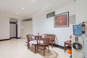 Lobby sitting area - RedDoorz @ Buah Batu (Bandung)