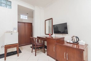 Deluxe Room | Desk, free WiFi, bed sheets - RedDoorz @ Buah Batu (Bandung)