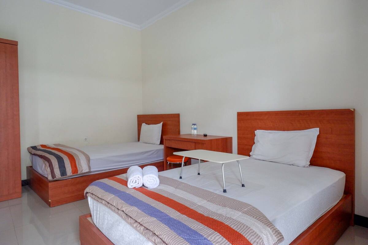 Habitación con 2 camas individuales | Escritorio, wifi gratis y ropa de cama